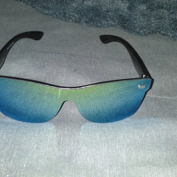 Reflective Mirrored Stylish Sunglasses - Picture 3 of 4